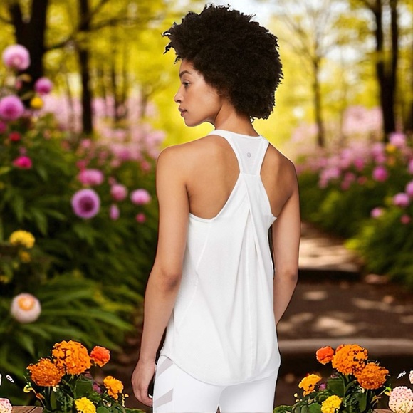 lululemon athletica Tops - Lululemon Essential Tank Scallop Texture in Heathered White Sz 6